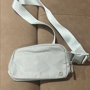 lululemon silver-gray Compact Crossbody Organizer